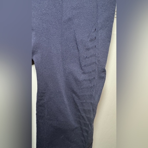 Lululemon Seamless Logo Waistband Vented Crop 21” Navy Size M - Picture 3 of 4